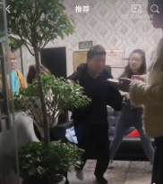 男子按摩店白嫖 被三女子爆锤 随后被一窝端！